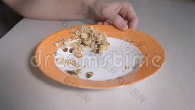 燕麦粥与葡萄干在盘子与橙色边缘